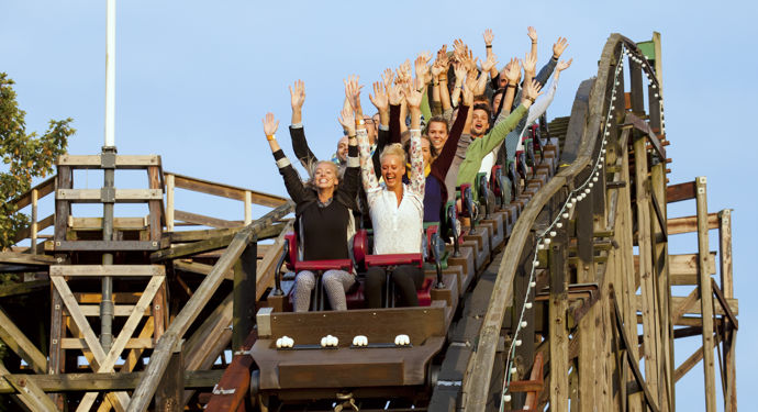 Bakken_Forlystelser_Rutschebanen_Gruppe_voksen_stemning
