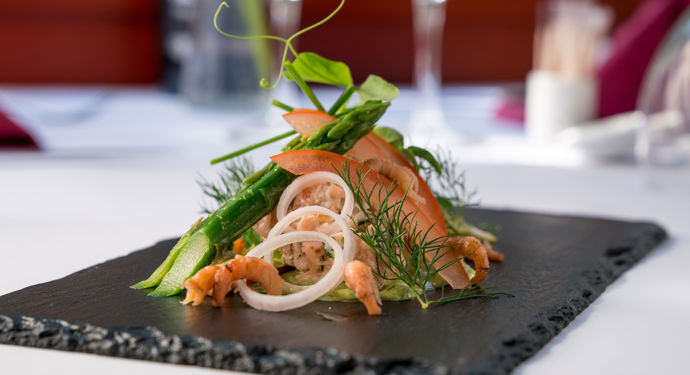 Nyd en dejlig middag eller frokost med dem, du holder af. 10 minutter nord for København