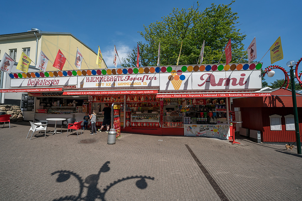 Bakken Cafe is fastfood Ami Facade