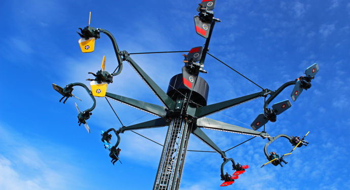 Prøv en tur i de mange og sjove forlystelser på Bakken!