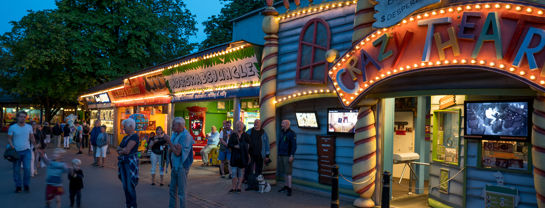 Bakken Forlystelse Crazy Theatre Facade Aften
