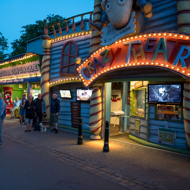 Polterabend i København, hvor en gruppe af venner griner og har det sjovt.