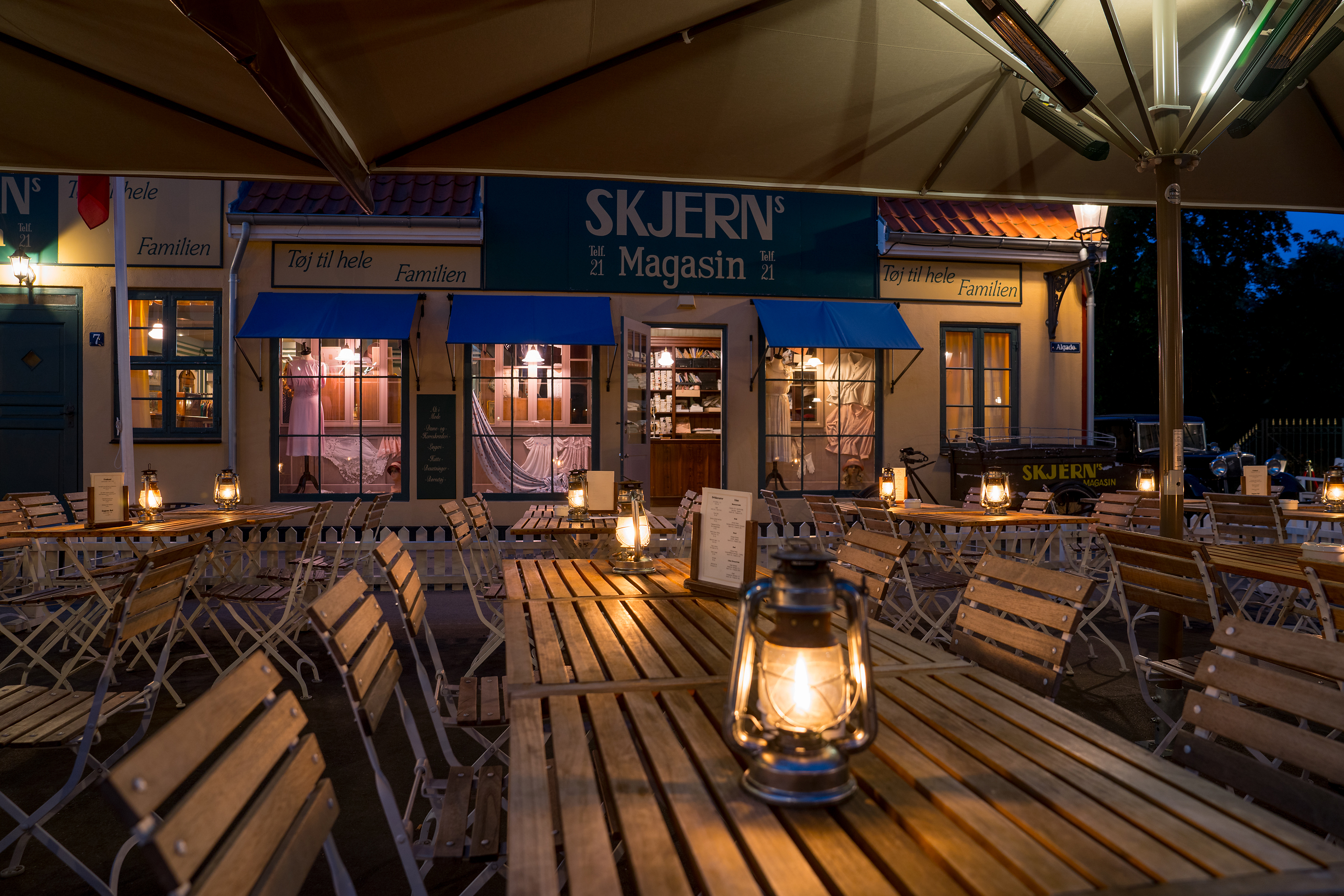 Bakken Korsbaek Skjerns Magasin Facade Aften Stemning