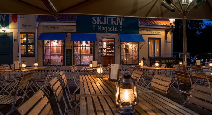 Bakken Korsbaek Skjerns Magasin Facade Aften Stemning
