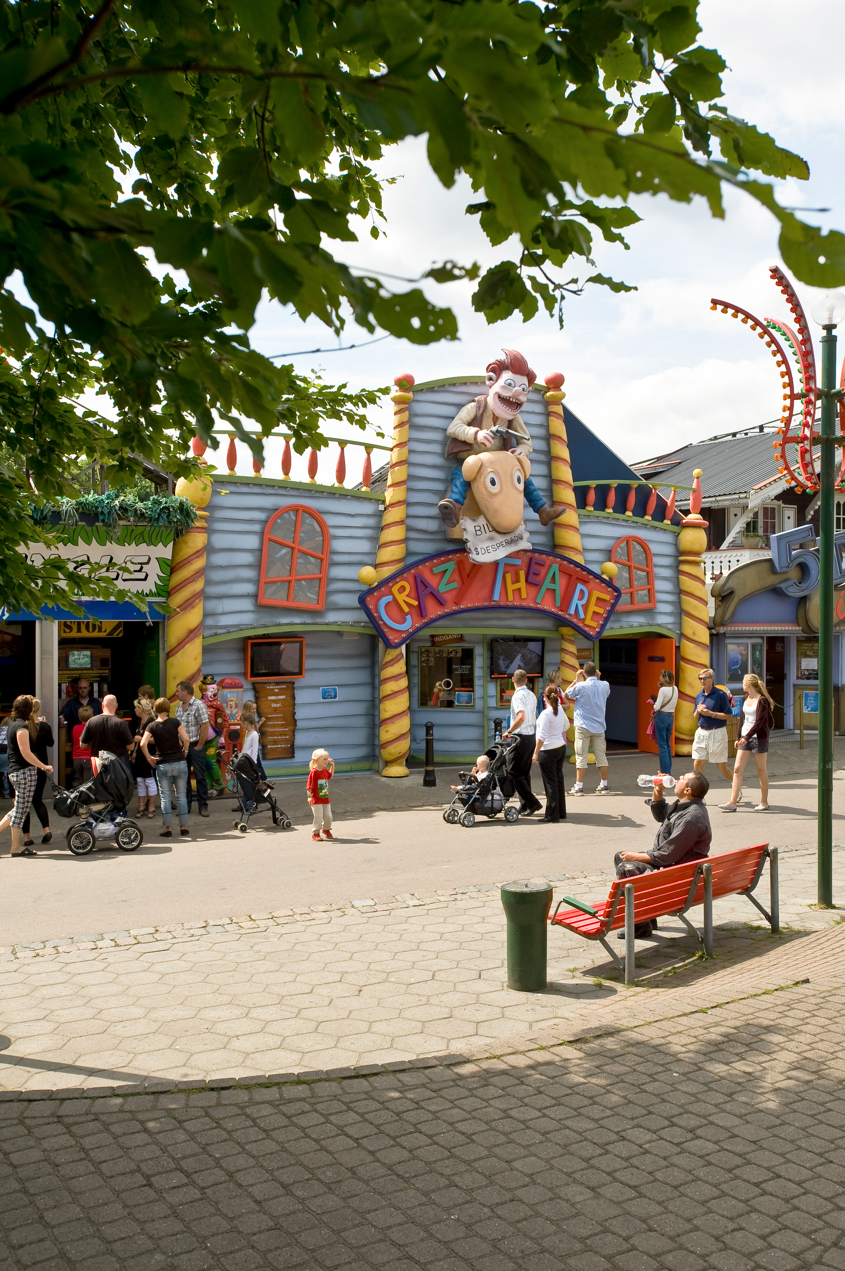 Bakken Forlystelse Crazy Theatre Familie Aktivitet i Koebenhavn