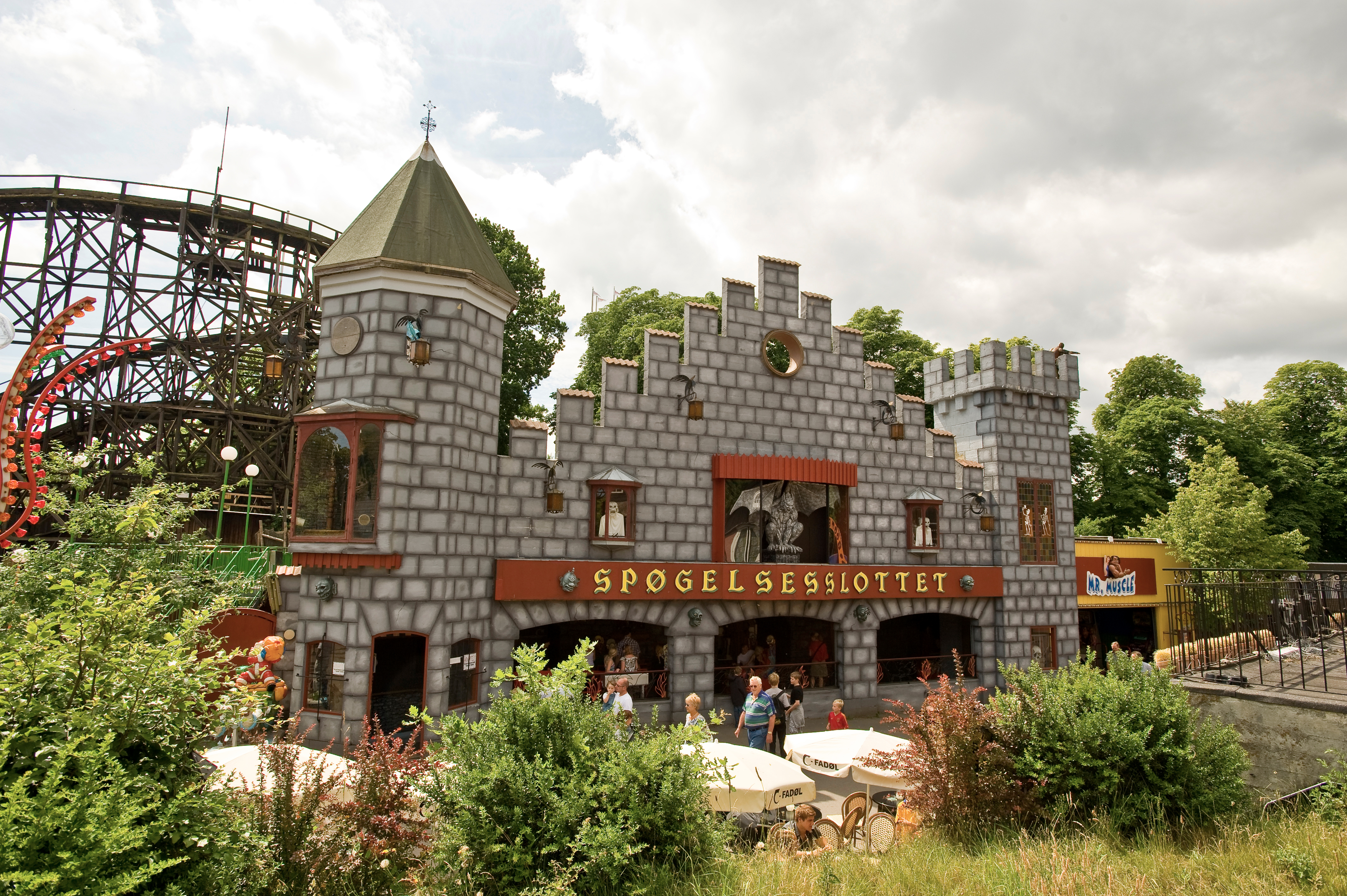 Prøv en tur i Spøgelsestoget på Bakken - en forlystelse for hele