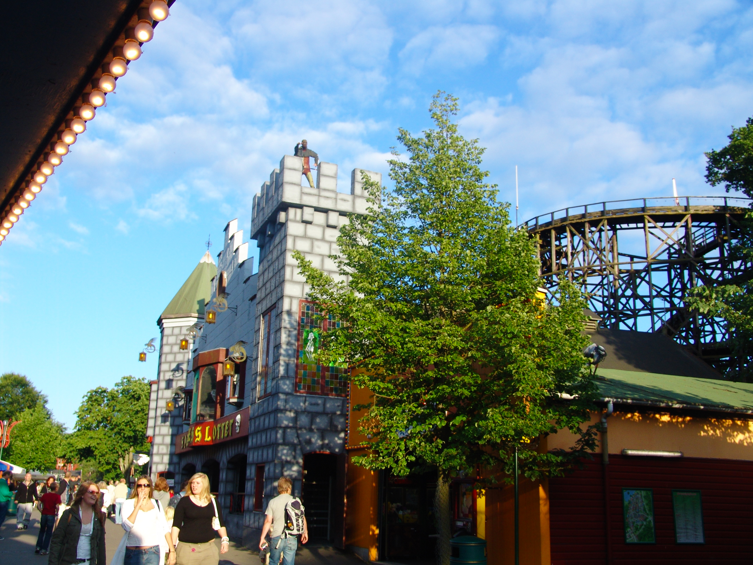 Bakken Forlystelse Spoegelsestoget Slot i Koebenhavn