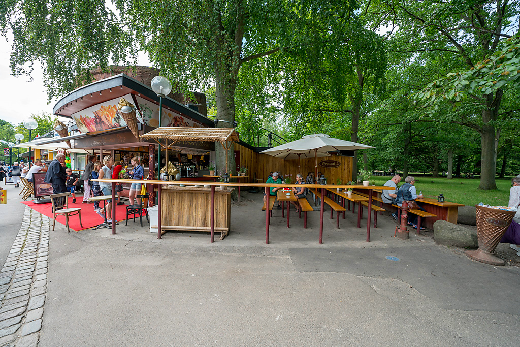 Bakken Cafe Is Fastfood Almas Terrasse Facade