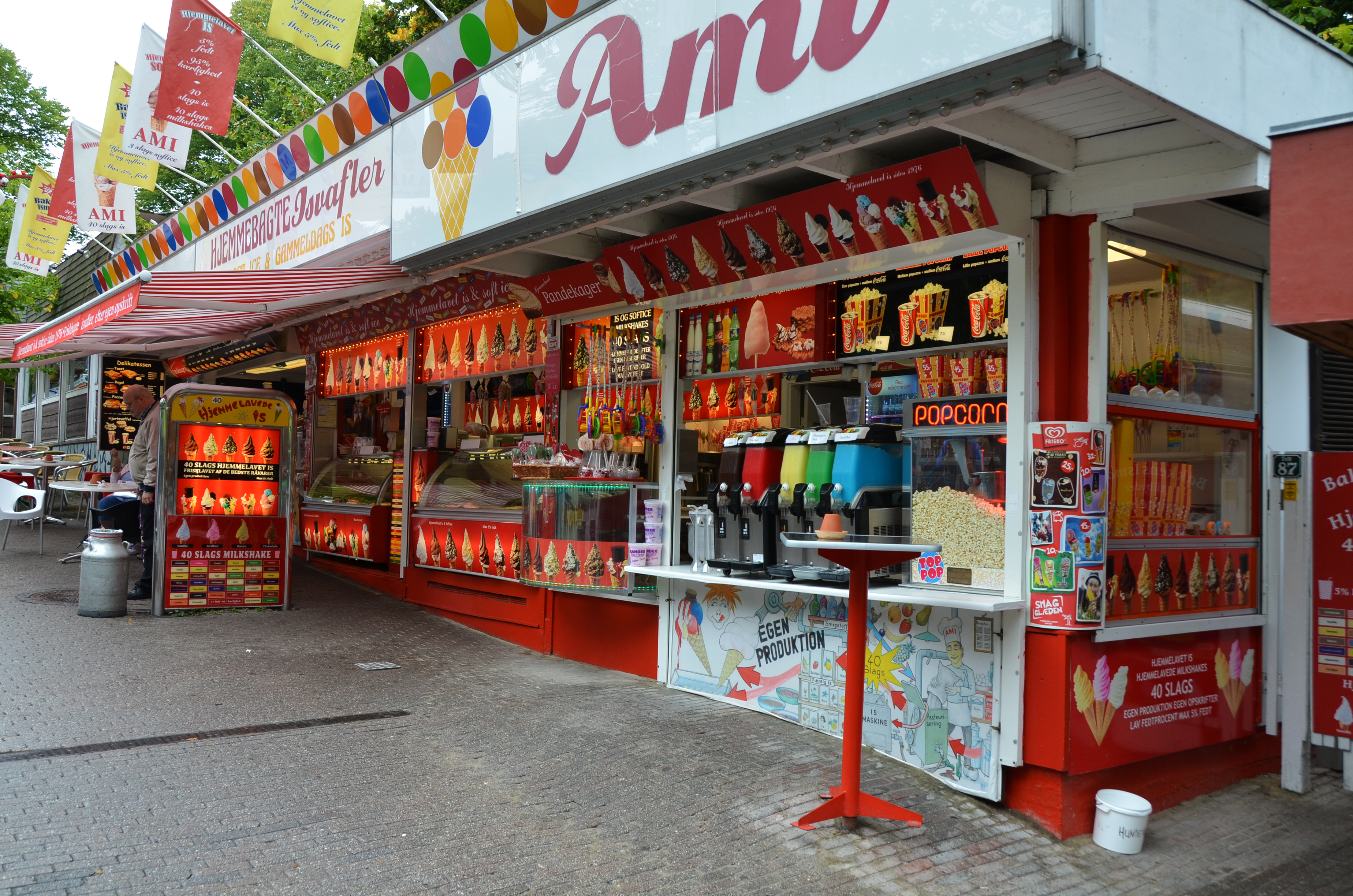 Ami Isbar på Bakken serverer hjemmelavet is