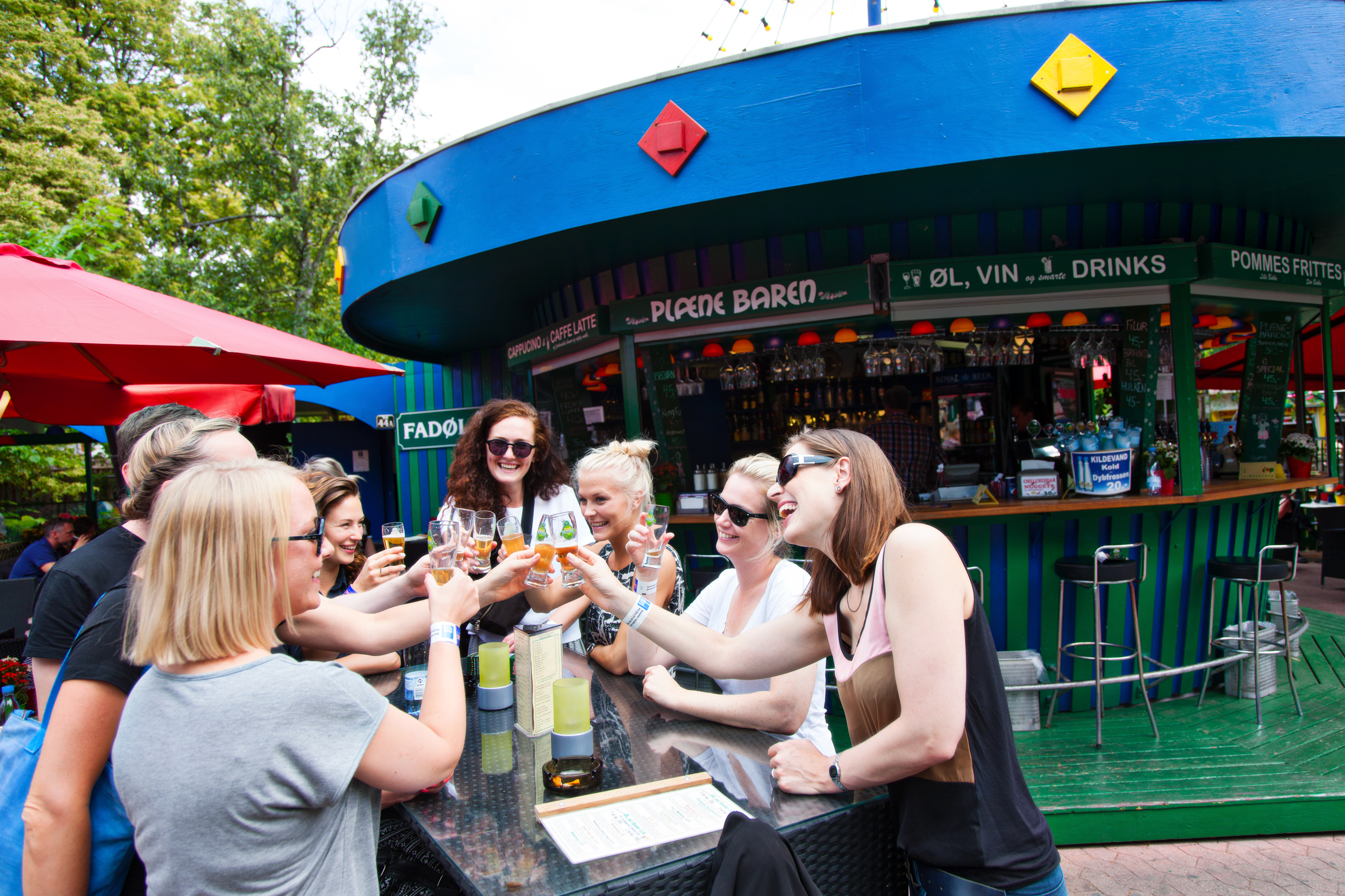 Bakken Cafe Is Fastfood Plaenebaren Gruppe Voksen Oeltour Stemning