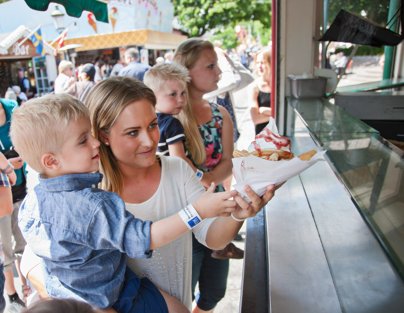 Bakken Cafe Is Fastfood Vaffelhuset Facade Stemning Churros
