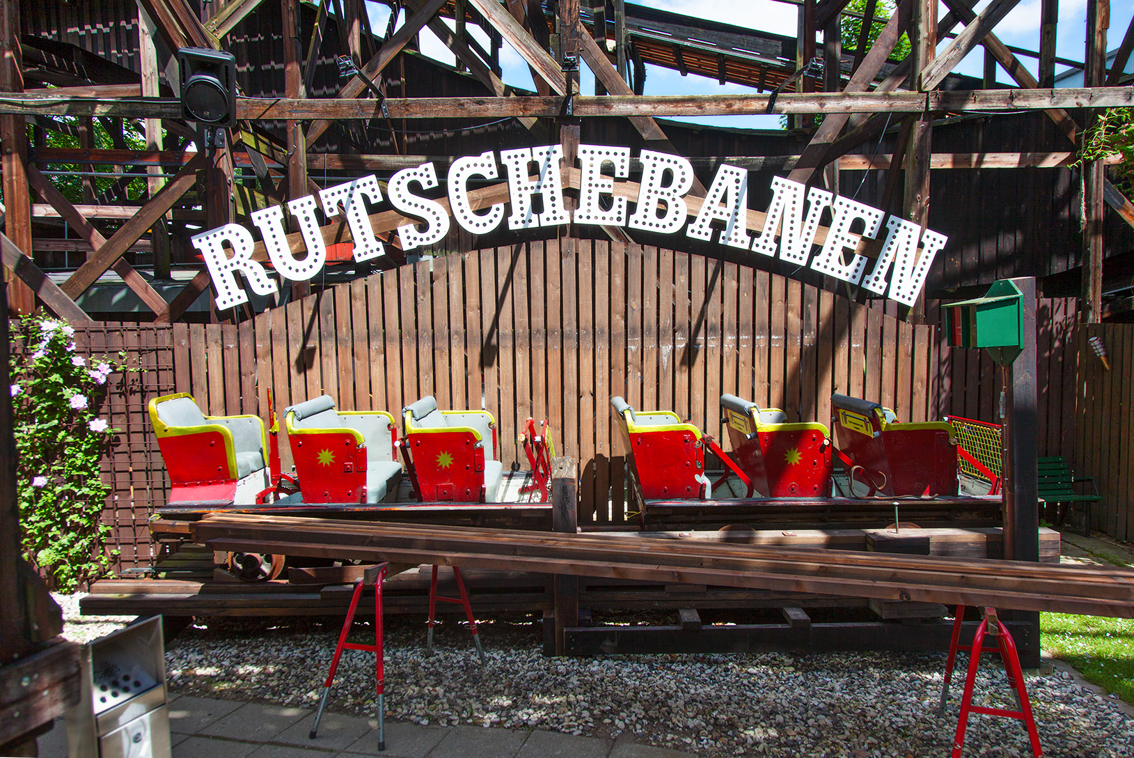 Oplev Rutschebanen på Bakken - en sjov og vild forlystelse for store og små