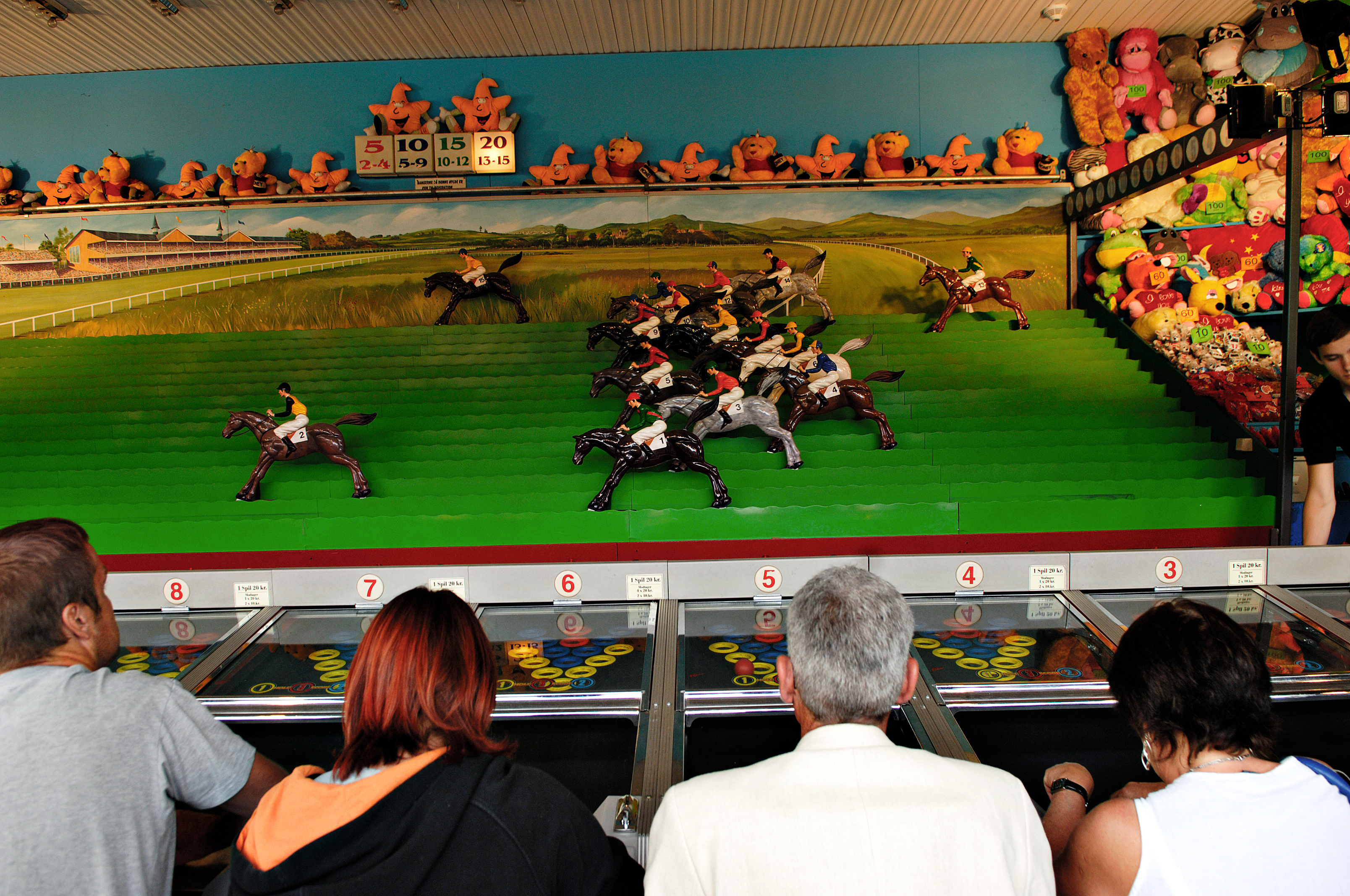 Bakken Spil Sjov Hestespillet Facade