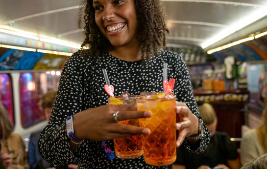 Londonbus_bevætning_gruppe_drinks.jpg