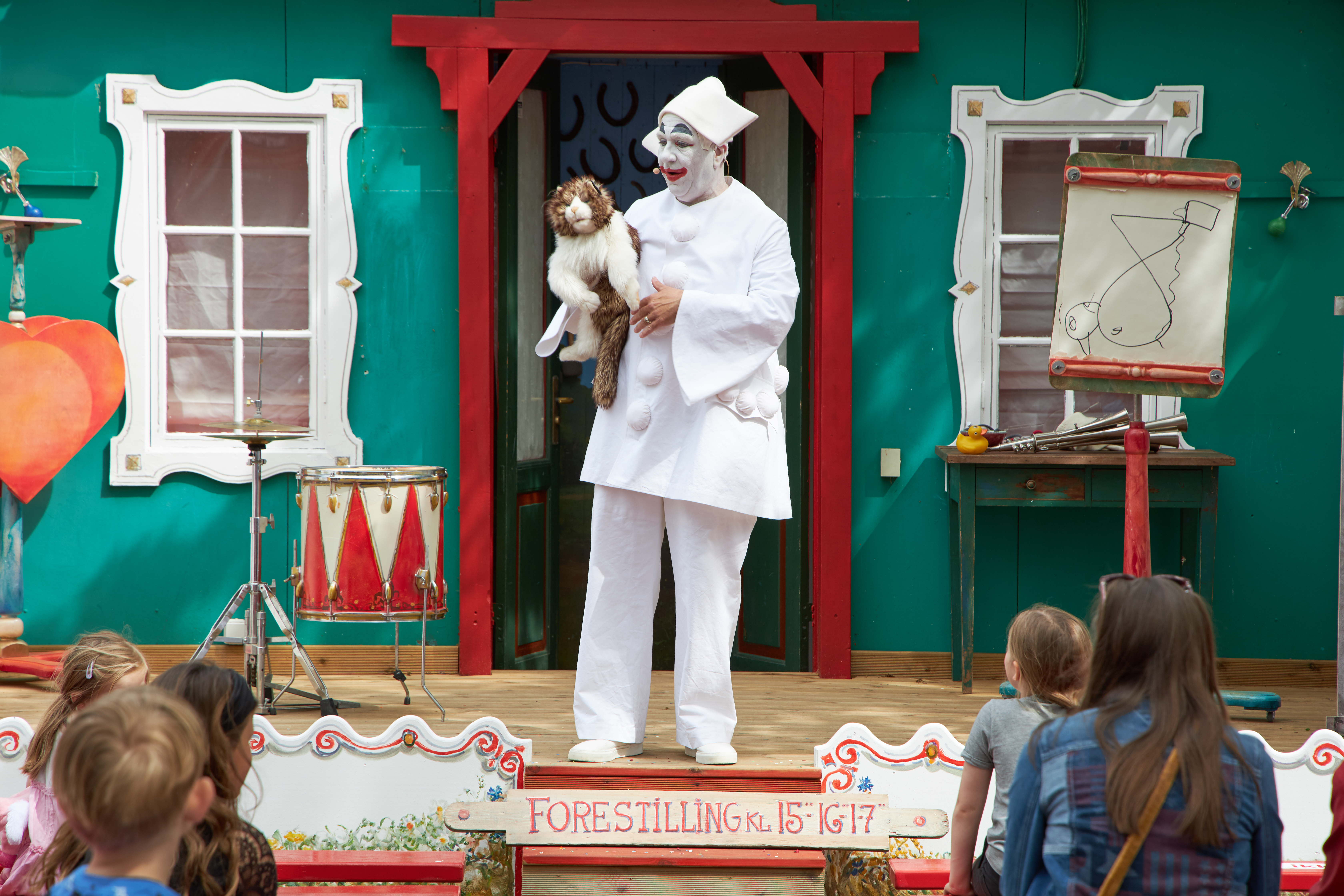 Oplev Bakkens Pjerrot, når han tryller og underholder hele familien på alle åbningsdage