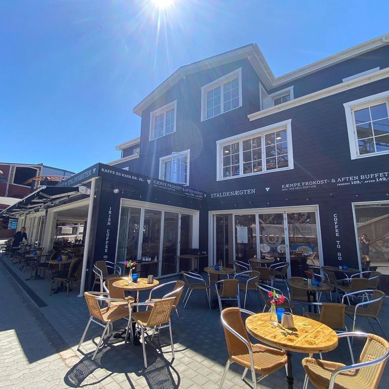 Staldknægten serverer stor buffet på Bakken