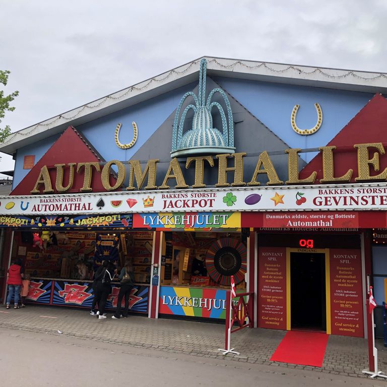 Prøv lykken i spillehallen Automathal 45 på Bakken!