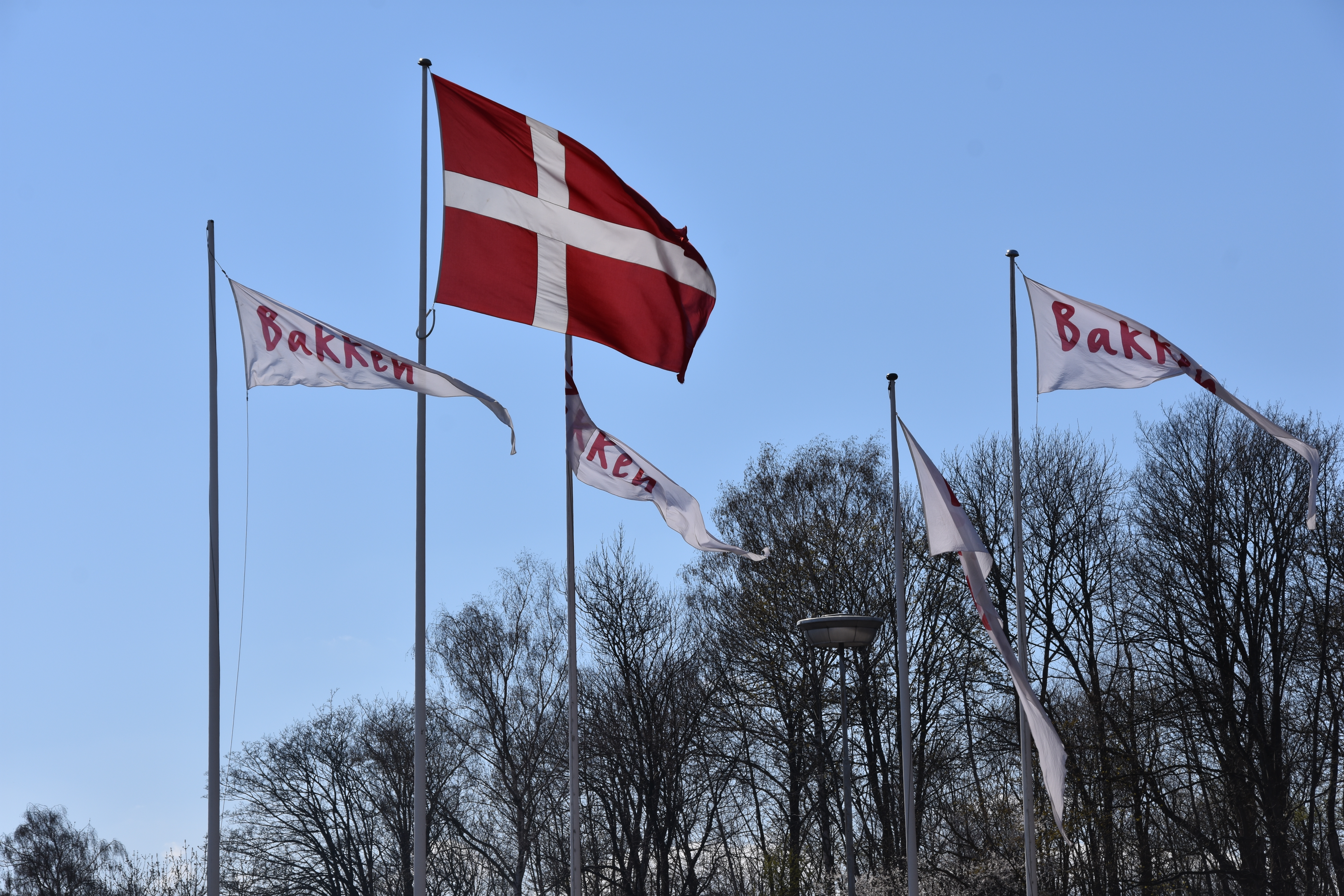 Børn der spiller og har det sjovt på Bakken