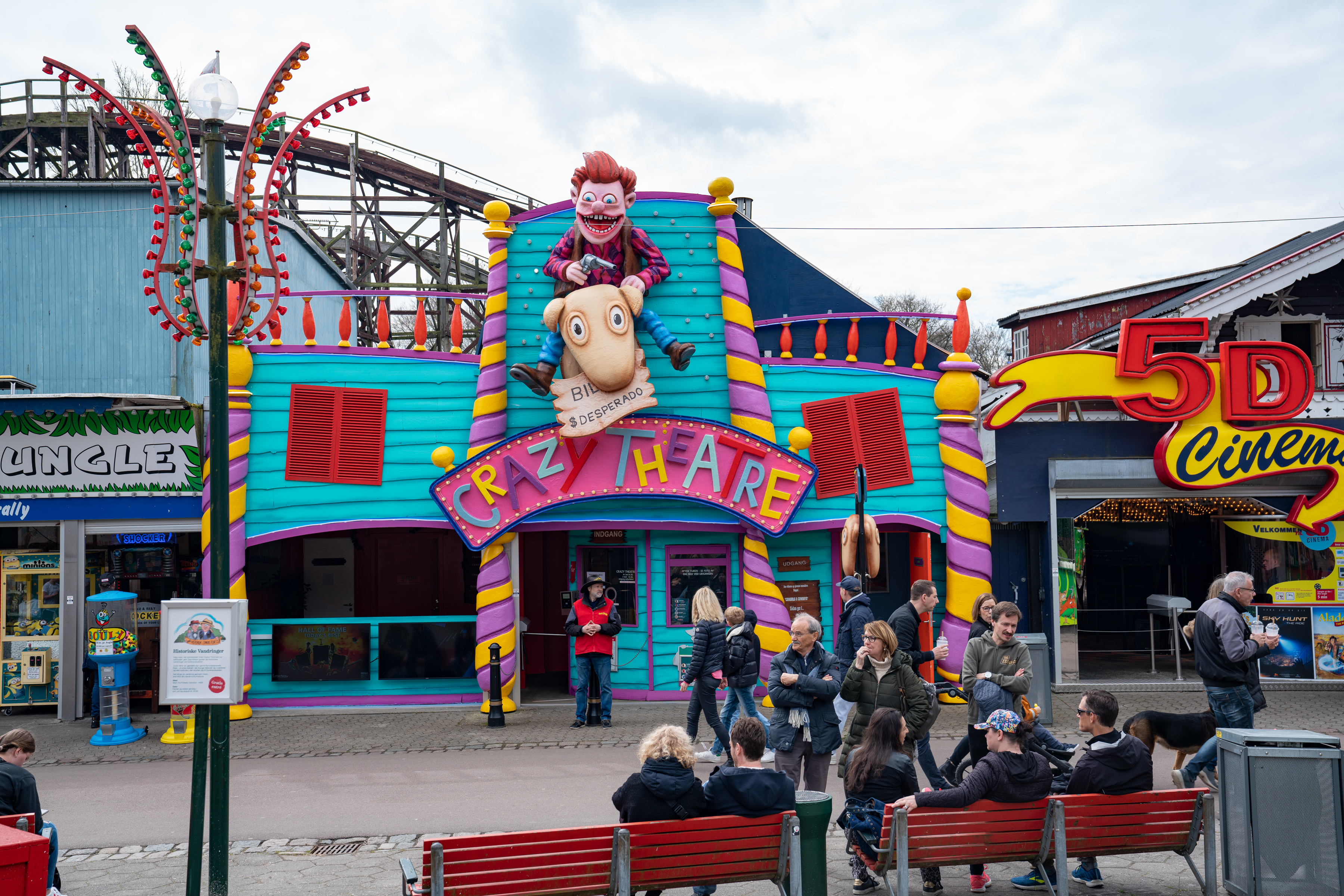 Prøv Crazy Theatre på Bakken - en sjov oplevelse for hele familien!