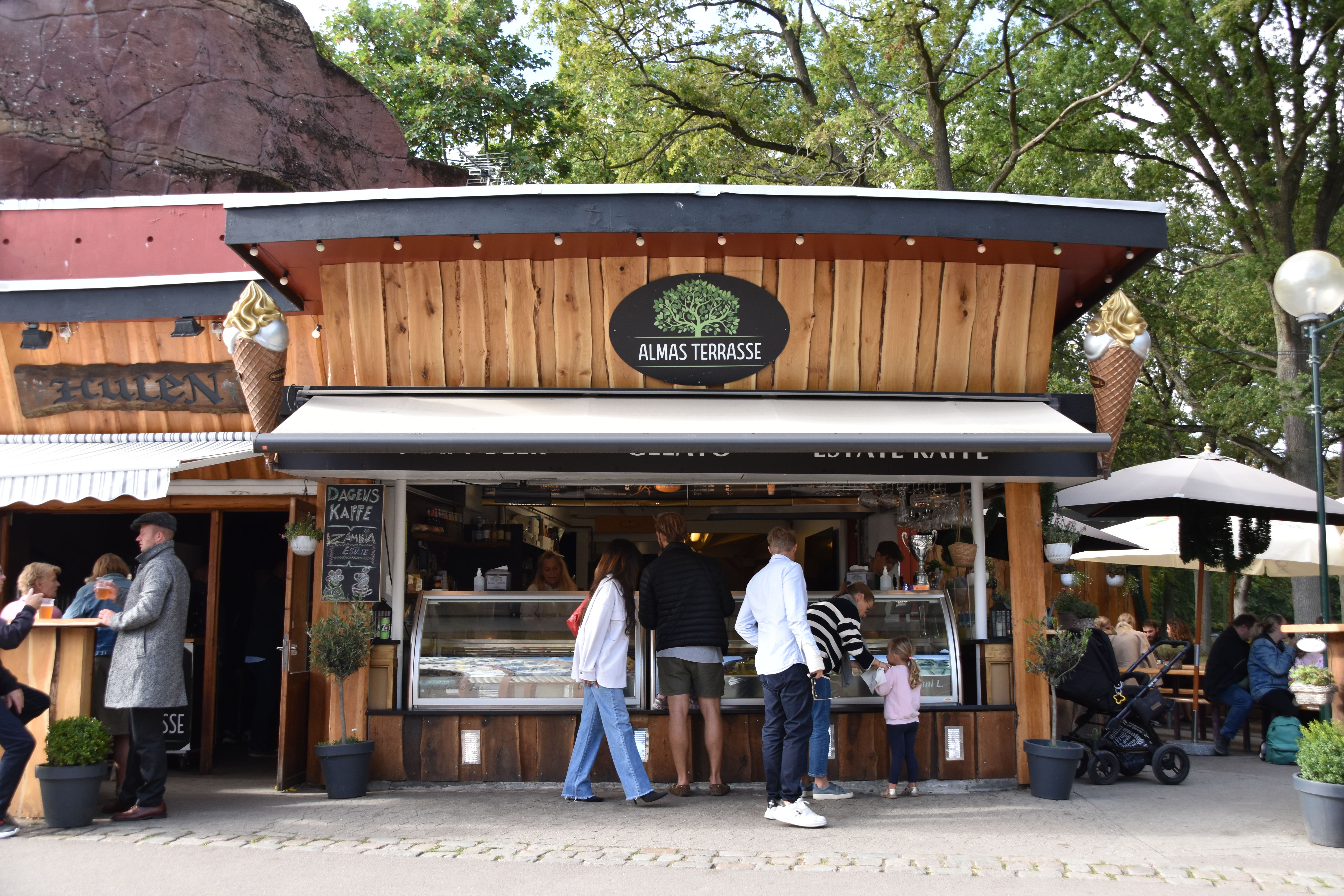 Almas Terase Facadebillede.JPG