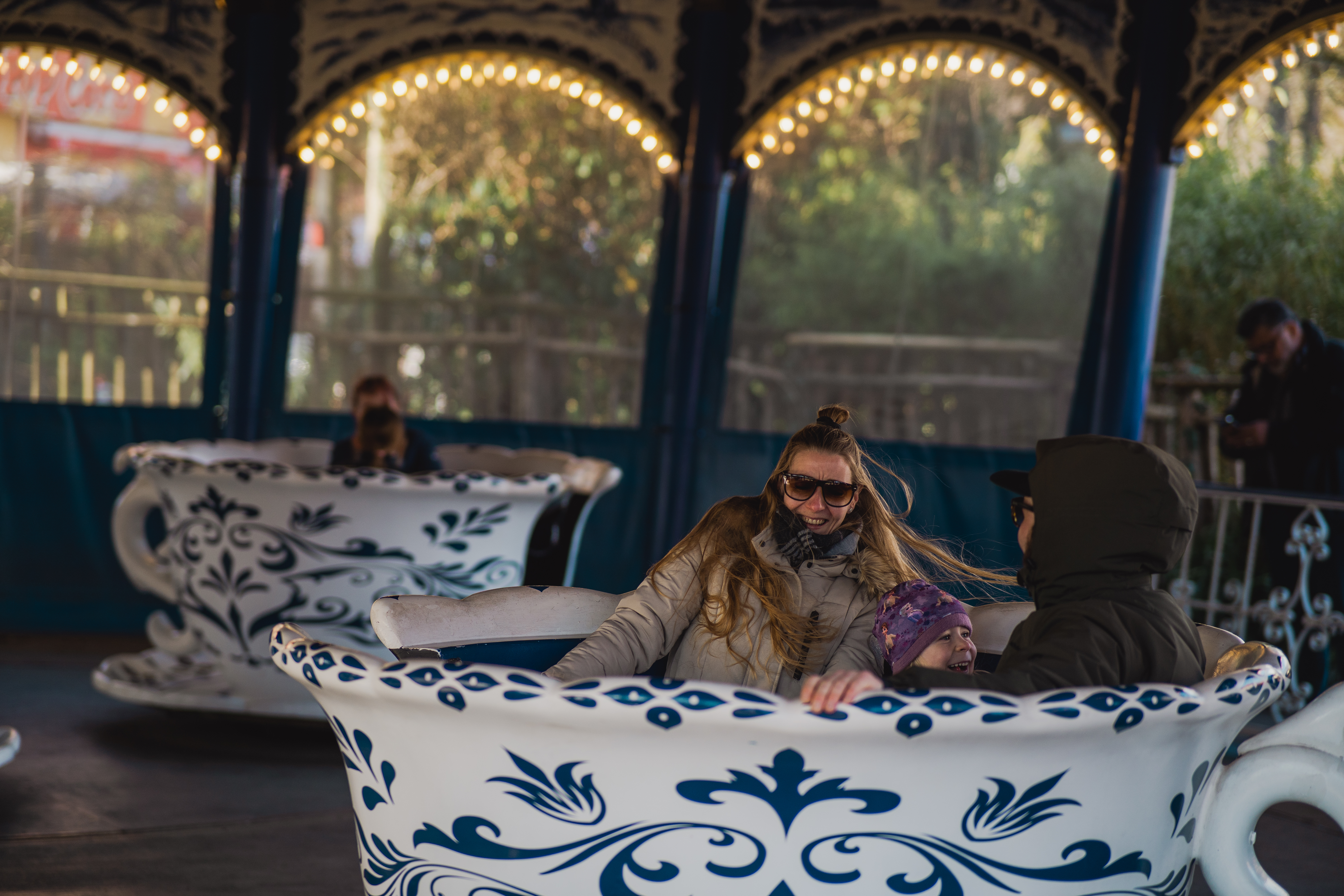 Få en vild og rundtosset oplevelse i Kaffekopperne på Bakken