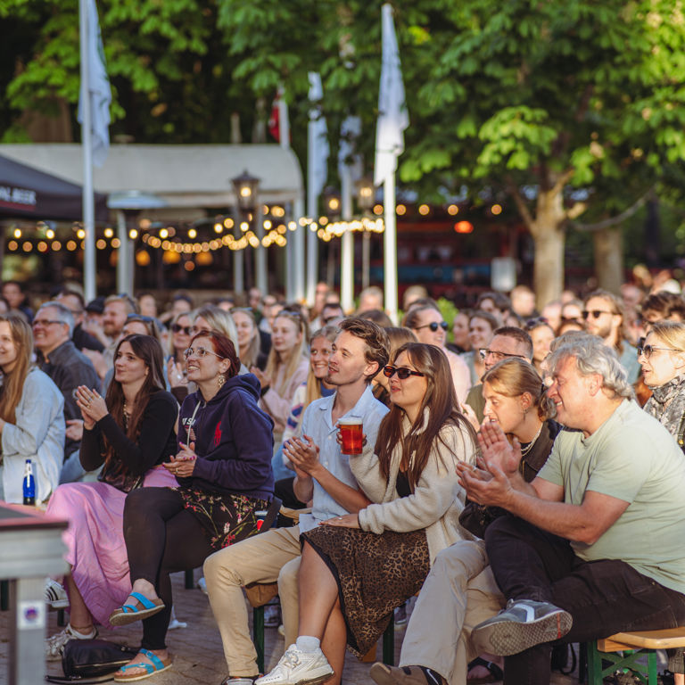 En firmafest i København hvor kollegaer griner og har det sjovt.