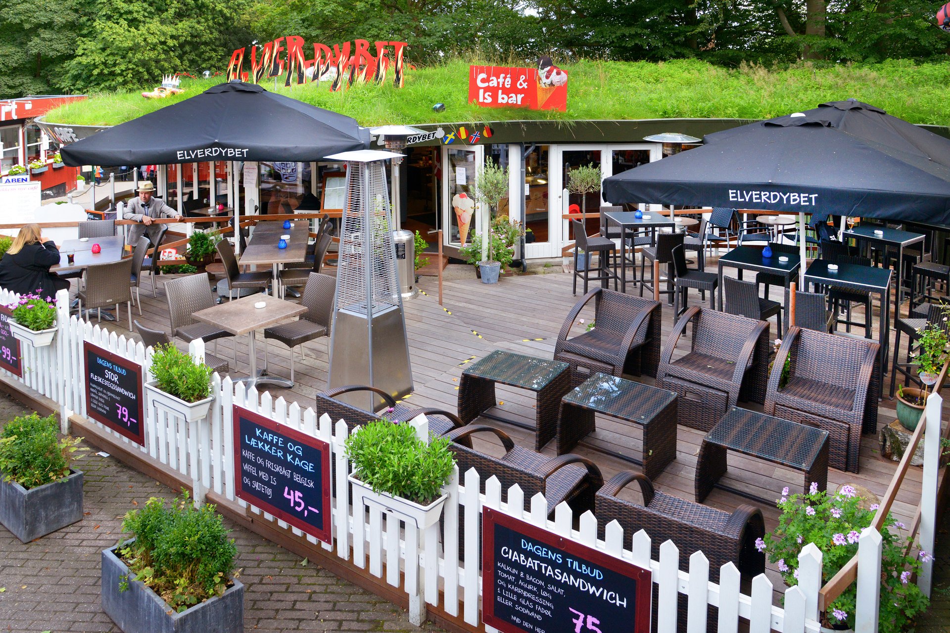 Bakken Cafe Is Fastfood Elverdybet Facade Large