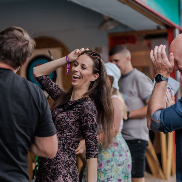 Kollegaer der skåler og har en sjov teambuilding dag i København.